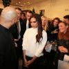 Victoria Beckham fière de présenter sa dernière collection dans le grand magasin Selfridges à Manchester le 19 novembre 2014.