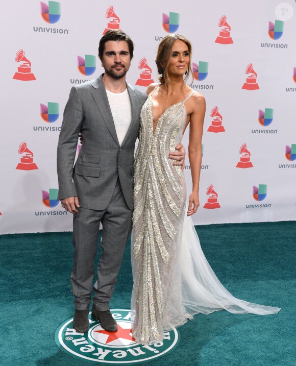 Le chanteur Juanes et son épouse Karen Martinez sur le tapis rouge des Annual Latin Grammy Awards au MGM Grand Garden Arena à Las Vegas, le 20 novembre 2014.