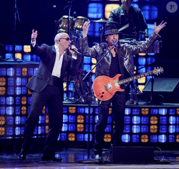 Carlos Santana et Pitbull sur la scène des Annual Latin Grammy Awards au MGM Grand Garden Arena à Las Vegas, le 20 novembre 2014.