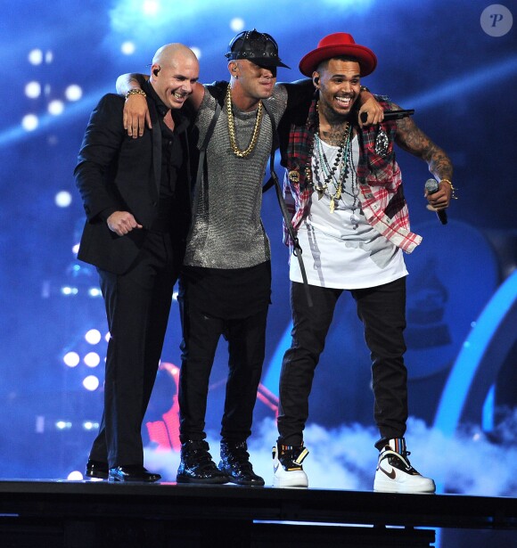 Wisin, Chris Brown et Pitbull sur la scène des Annual Latin Grammy Awards au MGM Grand Garden Arena à Las Vegas, le 20 novembre 2014.