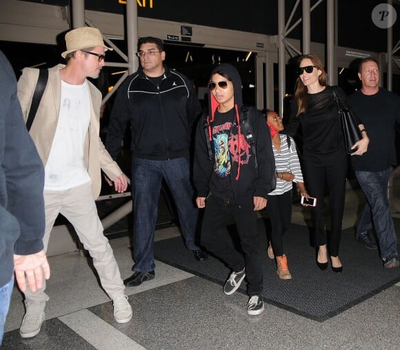 Brad Pitt et Angelina Jolie prennent un avion avec leurs enfants Maddox et Zahara à l'aéroport de LAX à Los Angeles, le 6 juin 2014.