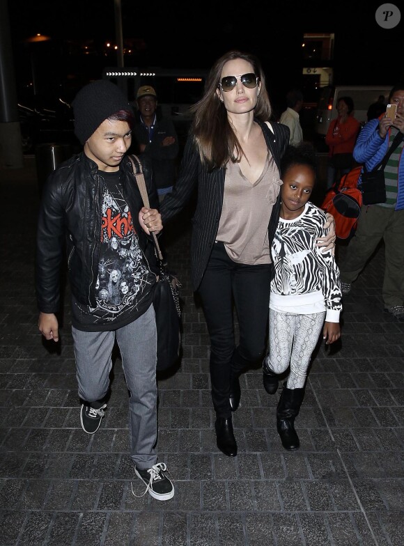 Angelina Jolie avec Zahara et Maddox au Los Angeles International airport à Londres le 25 mars 2014.
