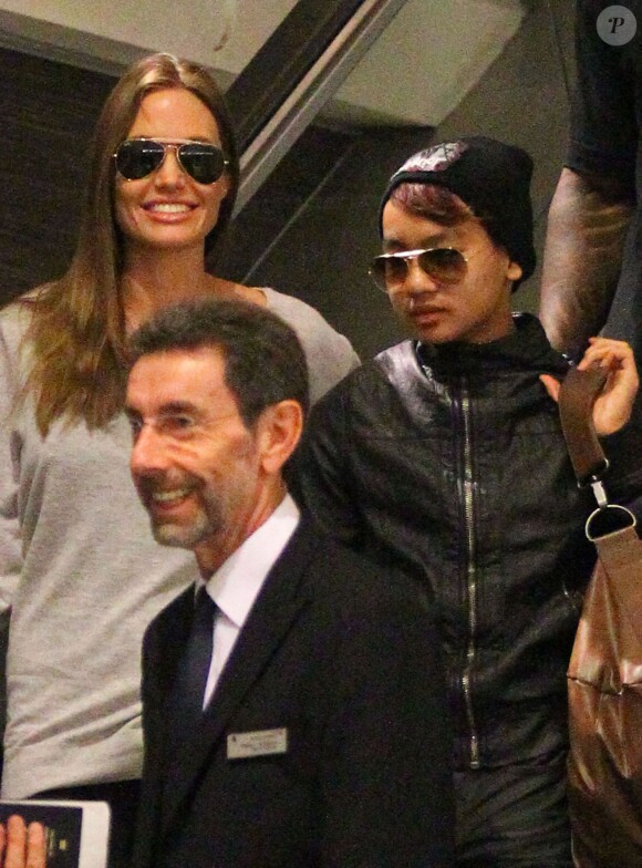 Angelina Jolie et son fils Maddox arrivent à l'aéroport de LAX à Los Angeles, le 14 février 2014.