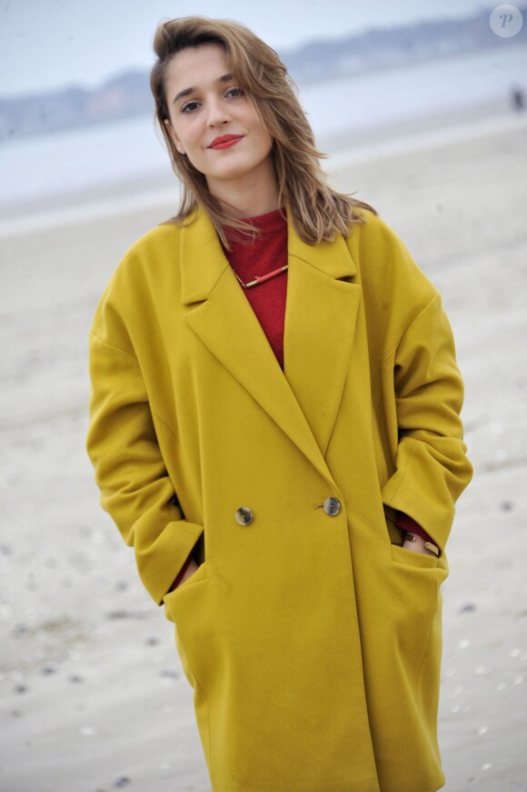Lola Bessis pose pour le photocall du film Swim Little Fish Swim lors du Festival du Cinéma et Musique de Film de La Baule le 22 novembre 2014