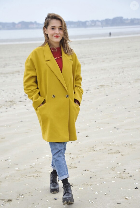 Lola Bessis pose pour le photocall du film Swim Little Fish Swim lors du Festival du Cinéma et Musique de Film de La Baule le 22 novembre 2014
