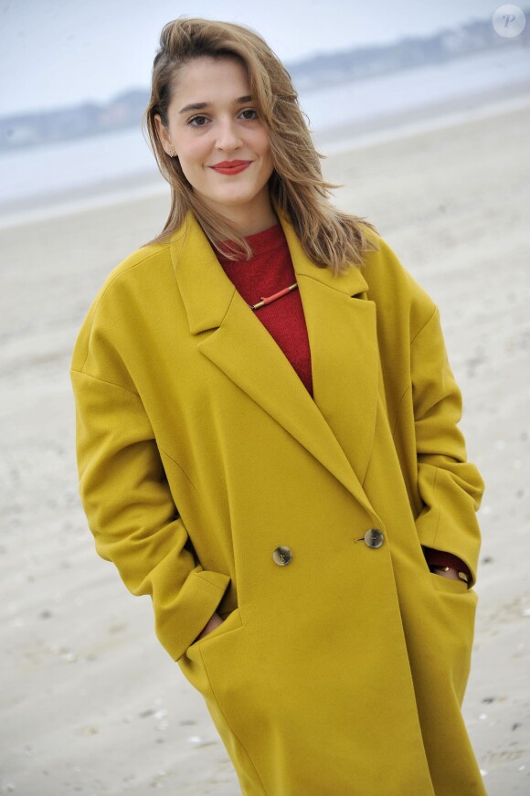 Lola Bessis pose pour le photocall du film Swim Little Fish Swim lors du Festival du Cinéma et Musique de Film de La Baule le 22 novembre 2014