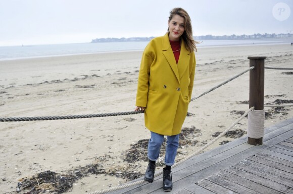 Lola Bessis pose pour le photocall du film Swim Little Fish Swim lors du Festival du Cinéma et Musique de Film de La Baule le 22 novembre 2014