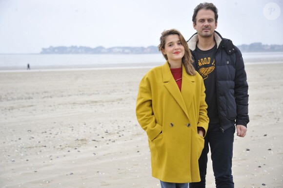 Lola Bessis et Ruben Amar posent pour le photocall du film Swim Little Fish Swim lors du Festival du Cinéma et Musique de Film de La Baule le 22 novembre 2014