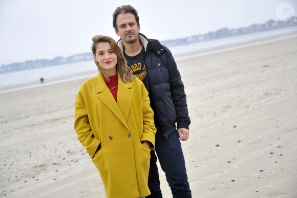 Lola Bessis et Ruben Amar posent pour le photocall du film Swim Little Fish Swim lors du Festival du Cinéma et Musique de Film de La Baule le 22 novembre 2014