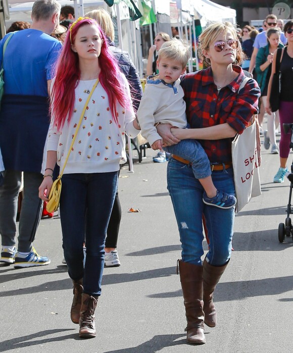 Reese Witherspoon avec sa fille Ava Phillippe (les cheveux teints en rose fuchsia), son mari Jim Toth et leur fils Tennessee au Farmer's Market à Los Angeles, le 23 novembre 2014.