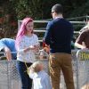 Reese Witherspoon, sa fille Ava Phillippe (les cheveux teints en rose fuchsia), son mari Jim Toth et leur fils Tennessee au Farmer's Market à Los Angeles, le 23 novembre 2014.
