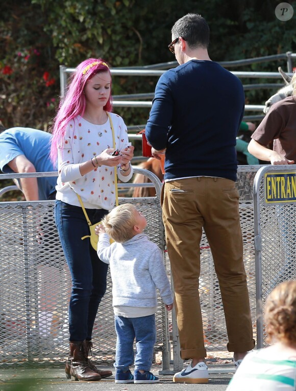 Reese Witherspoon, sa fille Ava Phillippe (les cheveux teints en rose fuchsia), son mari Jim Toth et leur fils Tennessee au Farmer's Market à Los Angeles, le 23 novembre 2014.