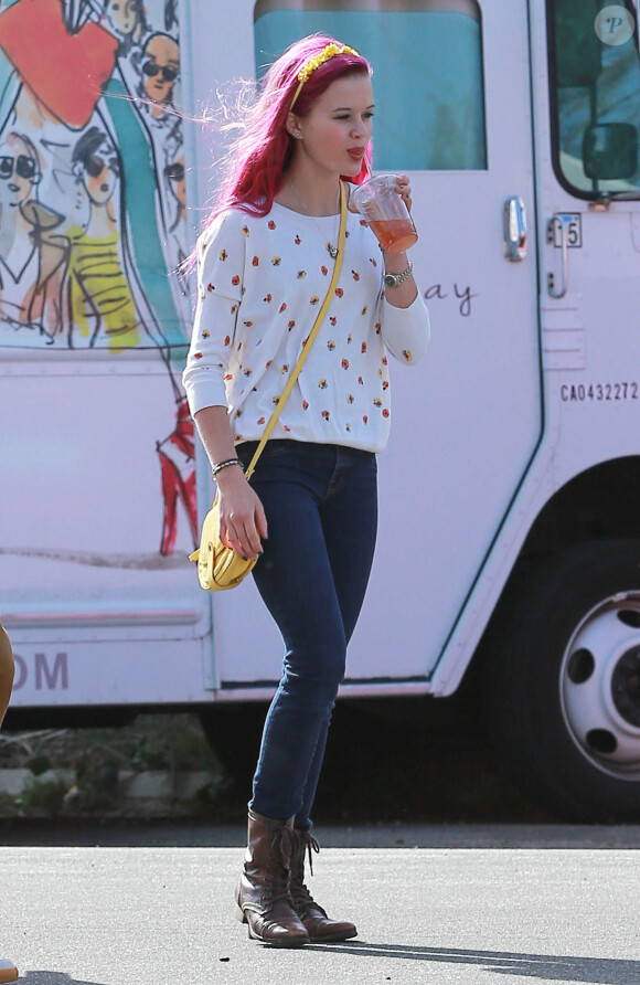 Reese Witherspoon, sa fille Ava Phillippe (les cheveux teints en rose fuchsia), son mari Jim Toth et leur fils Tennessee au Farmer's Market à Los Angeles, le 23 novembre 2014.