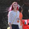 La fille de Reese Witherspoon, Ava Phillippe (les cheveux teints en rose fuchsia au Farmer's Market à Los Angeles, le 23 novembre 2014.