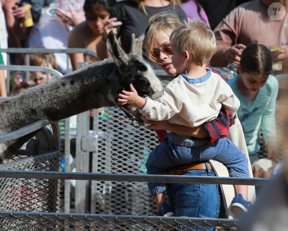 Reese Witherspoon, sa fille Ava Phillippe (les cheveux teints en rose fuchsia), son mari Jim Toth et leur fils Tennessee au Farmer's Market à Los Angeles, le 23 novembre 2014.