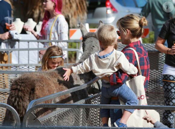 Reese Witherspoon, sa fille Ava Phillippe (les cheveux teints en rose fuchsia), son mari Jim Toth et leur fils Tennessee au Farmer's Market à Los Angeles, le 23 novembre 2014.