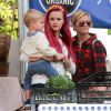 Reese Witherspoon, sa fille Ava Phillippe (les cheveux teints en rose fuchsia), son mari Jim Toth et leur fils Tennessee au Farmer's Market à Los Angeles, le 23 novembre 2014.