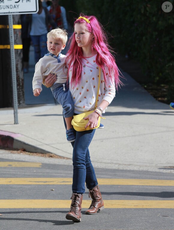 La fille de Reese Witherspoon, Ava Phillippe (les cheveux teints en rose fuchsia), portant son demi-frère Tennessee au Farmer's Market à Los Angeles, le 23 novembre 2014.