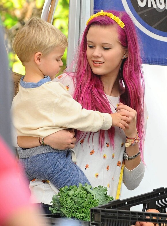 Reese Witherspoon, sa fille Ava Phillippe (les cheveux teints en rose fuchsia), son mari Jim Toth et leur fils Tennessee au Farmer's Market à Los Angeles, le 23 novembre 2014.