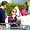 Reese Witherspoon, sa fille Ava Phillippe (les cheveux teints en rose fuchsia), son mari Jim Toth et leur fils Tennessee au Farmer's Market à Los Angeles, le 23 novembre 2014.