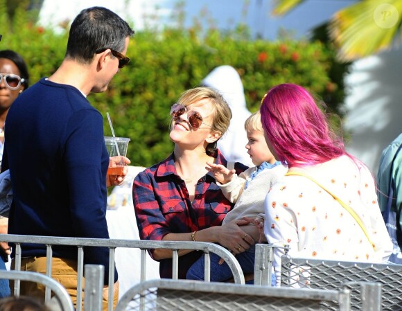 Reese Witherspoon, sa fille Ava Phillippe (les cheveux teints en rose fuchsia), son mari Jim Toth et leur fils Tennessee au Farmer's Market à Los Angeles, le 23 novembre 2014.