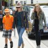 Reese Witherspoon avec ses enfants Ava et Deacon à Brentwood, le 18 avril 2014