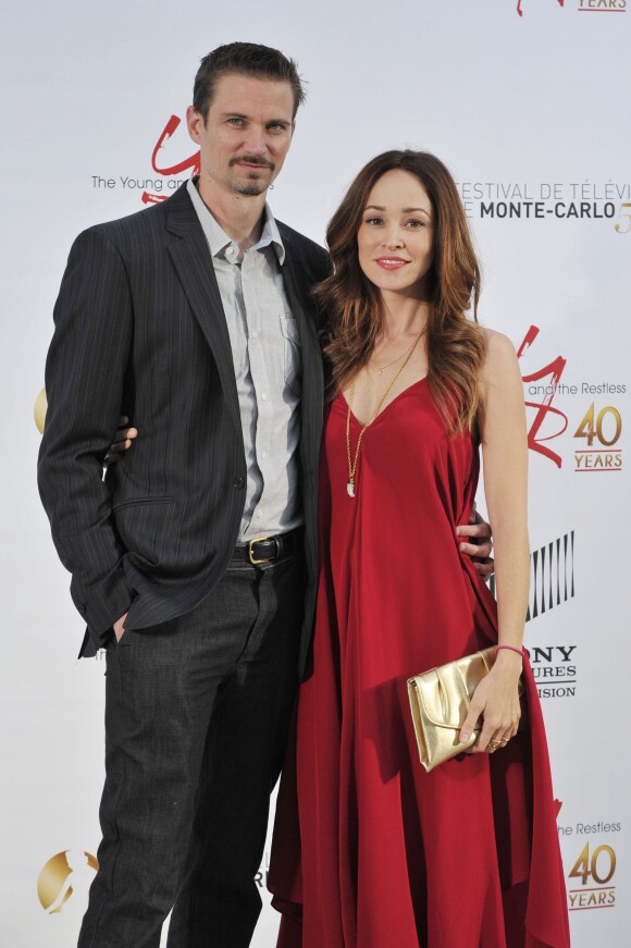 Autumn Reeser, enceinte, et son mari Jesse Warren pendant la soirée de célébration des 40 ans de la série 'Les Feux de l'Amour', le 10 juin 2013 au Monte Carlo Bay Hotel à Monaco, dans le cadre du 53e Festival de Télévision de Monte Carlo.