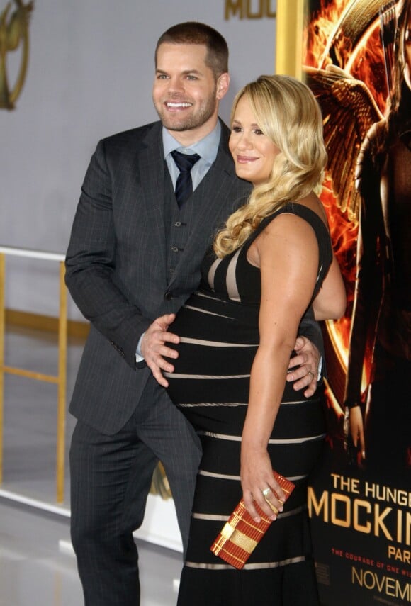 Jenn Brown enceinte et son mari Wes Chatham - Avant-première du film "The Hunger Games - Mockingjay : Part 1" (Hunger Games : La Révolte, partie 1) au Nokia Theatre à Los Angeles, le 17 novembre 2014.