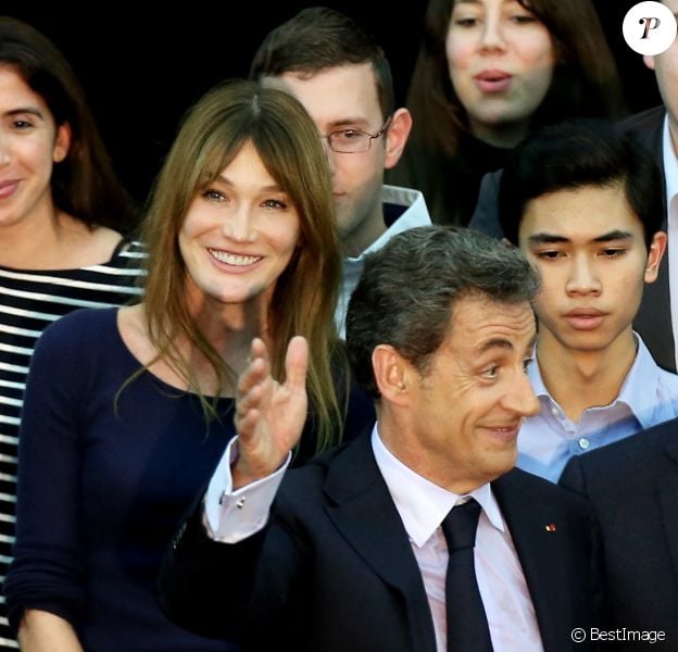 Carla Bruni-Sarkozy et Nicolas Sarkozy lors du meeting de celui-ci à Boulogne-Billancourt le 25 novembre 2014