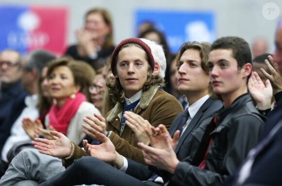 Pierre, Jean et Louis Sarkozy au meeting de leur père Nicolas Sakozy à Boulogne-Billancourt le 25 novembre 2014