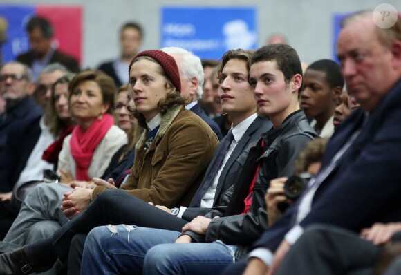Pierre, Jean et Louis Sarkozy au meeting de leur père Nicolas Sakozy à Boulogne-Billancourt le 25 novembre 2014