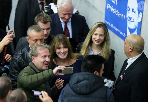 Carla Bruni-Sarkozy et Consuelo Remmert lors du meeting de Nicolas Sakozy à Boulogne-Billancourt le 25 septembre 2014