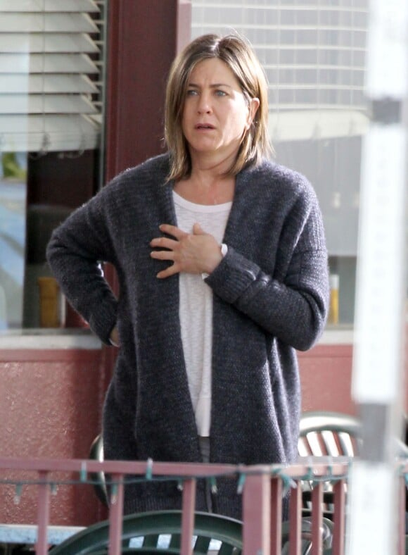 Jennifer Aniston, dans un look qui ne la rajeunit pas, sur le tournage du film "Cake" à Los Angeles, le 8 avril 2014