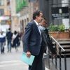 Olivier Sarkozy se cachant des photographes alors qu'il rentre dans un immeuble à New York, le 10 octobre 2014