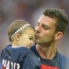 Thiago Motta avec sa fille après le match entre le Paris Saint-Germain et Montpellier au Parc des Princes à Paris, le 17 mai 2014