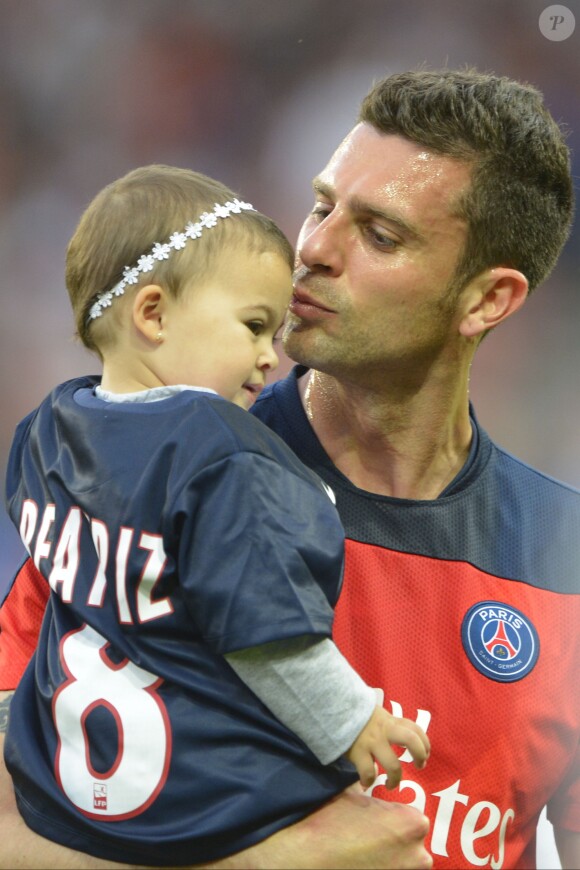 Thiago Motta avec sa fille après le match entre le Paris Saint-Germain et Montpellier au Parc des Princes à Paris, le 17 mai 2014