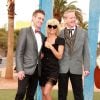 Pamela Anderson assiste au mariage de Dan Mathews et Jack Ryan à Las Vegas. Elle pose avec les jeunes mariés et la chanteuse et guitariste américaine Chrissie Hynde du groupe "Pretenders" sous le panneau publicitaire "Welcome to Fabulous Las Vegas". Le 27 novembre 2014.
