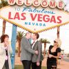 Pamela Anderson au mariage de Dan Mathews et Jack Ryan à Las Vegas. Elle pose avec les jeunes mariés et la chanteuse et guitariste américaine Chrissie Hynde du groupe "Pretenders" sous le panneau publicitaire "Welcome to Fabulous Las Vegas". Le 27 novembre 2014.