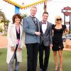 Pamela Anderson au mariage de Dan Mathews et Jack Ryan à Las Vegas. Elle pose avec les jeunes mariés et la chanteuse et guitariste américaine Chrissie Hynde du groupe "Pretenders" sous le panneau publicitaire "Welcome to Fabulous Las Vegas". Le 27 novembre 2014.