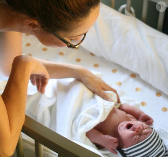 Autumn Reeser pose avec son dernier-né Dashiell Ford Warren, le 26 novembre 2013.