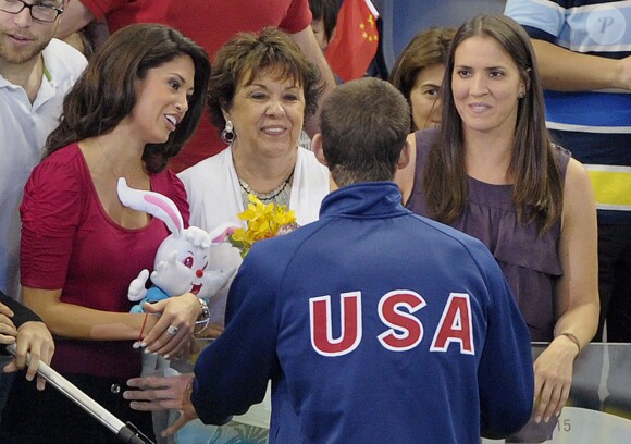 Michael Phelps devant sa compagne Nicole Johnson, sa soeur Hilary et sa mère Deborah lors des championnats du monde de natation à Shanghai, le 28 juillet 2011