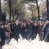 Madeleine, sa fille Laura Truffaut, Catherine Deneuve parmi la foule lors de l'enterrement de François Truffaut au cimetière de Montmartre à Paris le 28 octobre 1984.