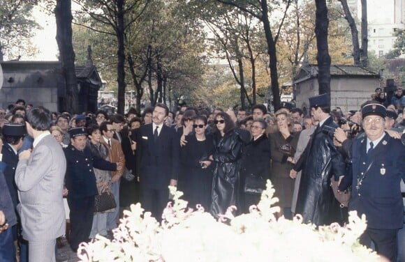 Madeleine, sa fille Laura Truffaut, Catherine Deneuve parmi la foule lors de l'enterrement de François Truffaut au cimetière de Montmartre à Paris le 28 octobre 1984.