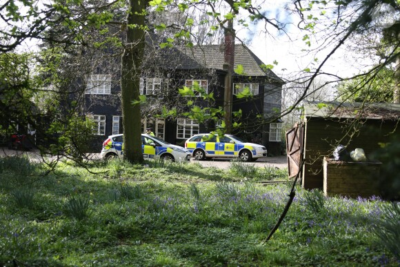 Les officiers de la police scientifique ont inspecté la maison de Peaches Geldof, où elle a été retrouvée morte la veille, le 8 avril 2014. La propriété, située à Wrotham dans le Kent, semble avoir été abandonnée depuis par Tom Cohen, l'époux de Peaches, et leurs deux fils.