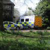 Les officiers de la police ont inspecté la maison de Peaches Geldof, où elle a été retrouvée morte la veille, le 8 avril 2014. La propriété, située à Wrotham dans le Kent, semble avoir été abandonnée depuis par Tom Cohen, l'époux de Peaches, et leurs deux fils.