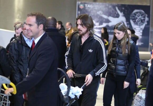 Exclusif - Christian Bale arrive avec sa femme Sandra Blazic et leur petit garçon à l'aéroport Charles de Gaulle à Paris, le 30 novembre 2014.