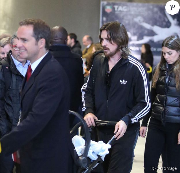 Exclusif - Christian Bale arrive avec sa femme Sandra Blazic et leur petit garçon à l'aéroport Charles de Gaulle à Paris, le 30 novembre 2014.
