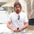 Exclusif - Christian Bale s'est arrêté pour aller s'acheter un muffin à Brentwood, le 14 octobre 2014.