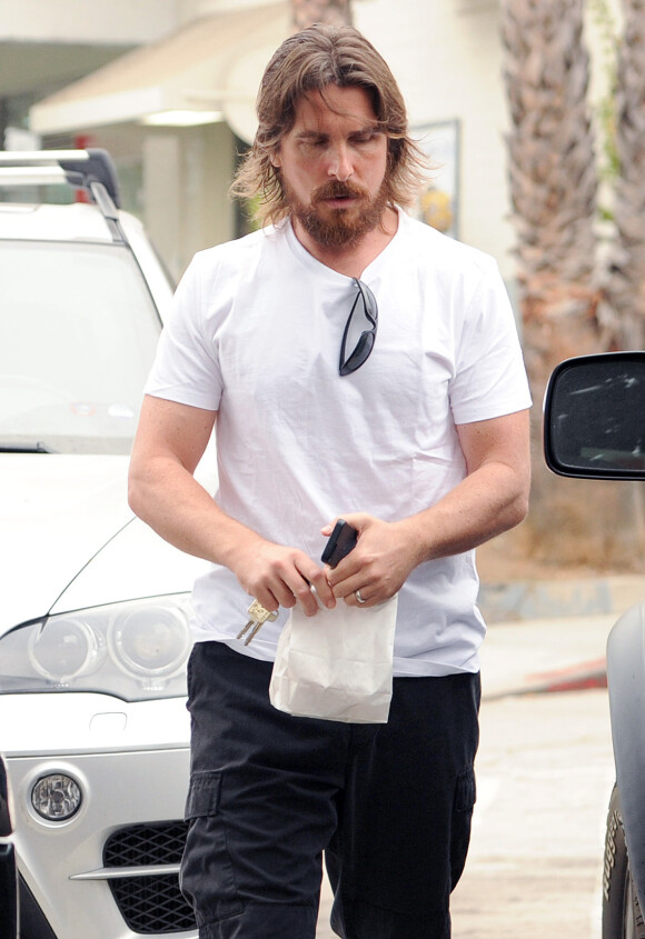 Exclusif - Christian Bale s'est arrêté pour aller s'acheter un muffin à Brentwood, le 14 octobre 2014.