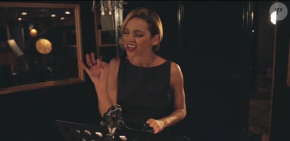 Claire Keim dans le clip de Santa Claus Is Coming To Town, tiré de Forever Gentlemen vol.2